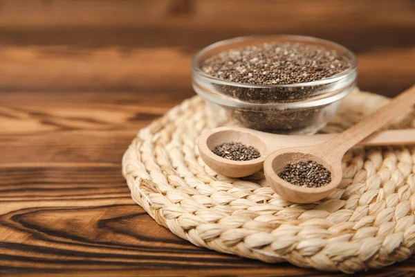 Chia tohumlu kase ve kaşık, yakından. Süper yiyecek. Sağlıklı yiyecekler. Diyet olsun. Düzgün beslenme kavramı. Antioksidan. Metin için yer, kopyalamak için yer.