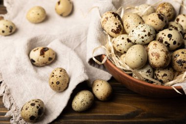 Kahverengi desenli bıldırcın yumurtaları. Çevre dostu ürün. Kalsiyum ve protein kaynağı. Sağlıklı beslenme. Mesaj için yer. Kopyalanacak yer.