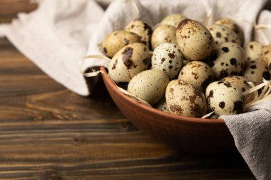 Kahverengi desenli bıldırcın yumurtaları. Çevre dostu ürün. Kalsiyum ve protein kaynağı. Sağlıklı beslenme. Mesaj için yer. Kopyalanacak yer.