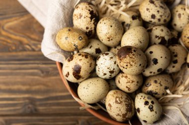Kahverengi desenli bıldırcın yumurtaları. Çevre dostu ürün. Kalsiyum ve protein kaynağı. Sağlıklı beslenme. Mesaj için yer. Kopyalanacak yer.