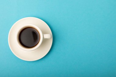 Mavi arka planda bir fincan kahve. Espresso. Yukarıdan bak. Kopya için yer var. MOCAP. Kahvaltıda. Günaydın..
