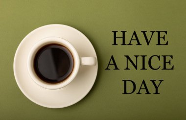 Üzerinde yazı olan bir fincan kahve zeytin arkaplanda güzel bir gün geçirsin. Espresso. Yukarıdan bak. Kopya için yer var. MOCAP. Kahvaltıda. Günaydın..