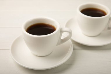 Beyaz desenli ahşap üzerine bir fincan kahve. Espresso. Yukarıdan bak. Kopya için yer var. MOCAP. Kahvaltıda. Günaydın..