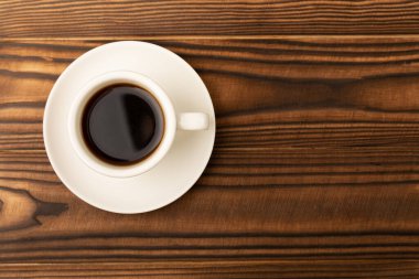 Kahverengi desenli ahşap üzerine bir fincan kahve. Espresso. Yukarıdan bak. Kopya için yer var. MOCAP. Kahvaltıda. Günaydın..