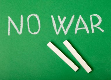 Yeşil karatahtaya HAYIR yazan tebeşir..