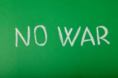 Yeşil karatahtaya HAYIR yazan tebeşir..