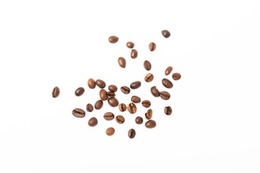 Beyaz arka planda izole kahve çekirdekleri.