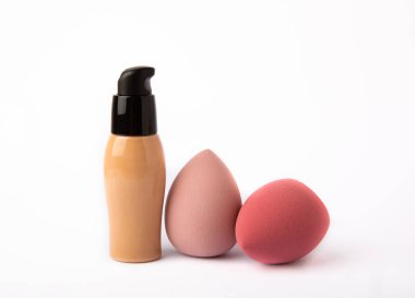 Güzellik karıştırıcısı ve temel beyaz arka planda izole edilmiş. Makyaj süngeri.