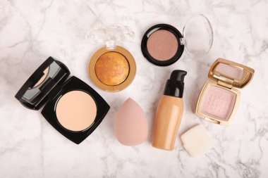 Güzellik blenderi, fondöten, yüz pudrası, göz farı ve mermer zemin üzerinde rimel. Güzellik konsepti. Vakıf, pansiyon kremi ya da uyku kapağı için sünger. Mesaj için yer. Boşluğu kopyala.