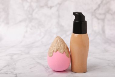 Mermer zemin üzerinde güzellik blenderi. Makyaj süngeri ve vakıf. Güzellik konsepti. Vakıf, pansiyon kremi ya da uyku kapağı için sünger. Mesaj için yer. Boşluğu kopyala.