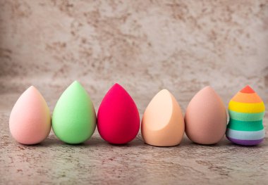 Kahverengi mermer arka planda güzellik blenderi. Makyaj süngeri. Güzellik konsepti. Vakıf, pansiyon kremi ya da uyku kapağı için sünger. Mesaj için yer. Boşluğu kopyala.