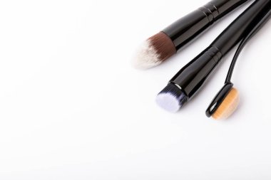 Makyaj fırçaları beyaz arka planda izole edilmiş. Vizyonist.