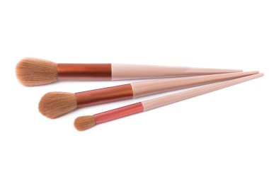 Makyaj fırçaları beyaz arka planda izole edilmiş. Vizyonist.