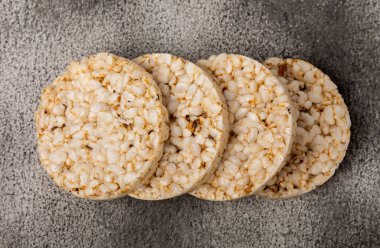 Pirinç kekleri dokulu bir masada. Yakın plan. Sağlıklı yiyecekler. Diyet Gıda. Metin için yer. Kopya için yer..