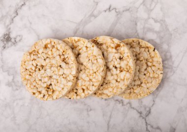 Beyaz mermer arka planda pirinç kekleri. Yakın plan. Sağlıklı yiyecekler. Diyet yemek..