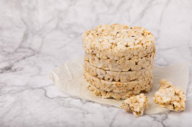 Beyaz mermer arka planda pirinç kekleri. Yakın plan. Sağlıklı yiyecekler. Diyet yemek..