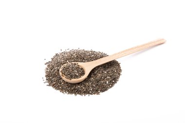 Beyaz arka planda izole edilmiş tahta kaşıkta Chia tohumları. süper yemek