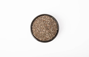 Beyaz arka planda izole edilmiş kabın içindeki chia tohumları. süper yemek