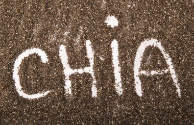 Kalp şeklinde Chia tohumları. Tohumlardan yapılan Chia yazıtları. Süper Gıda.