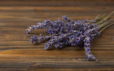 Kahverengi arka planda lavanta çiçekleri. Güzel kokulu buket. Düz kompozisyon. Düz çizgi. Metin için yer, kopya için yer. MOCAP