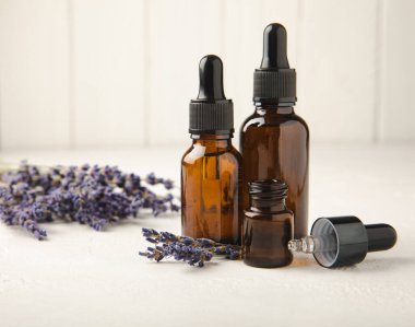 Beyaz desenli lavanta çiçekli lavanta yağı. Aromaterapi ve spa konsepti. Güzellik. Rahatla..