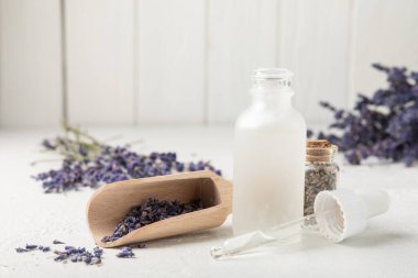 Beyaz desenli lavanta çiçekli lavanta yağı. Aromaterapi ve spa konsepti. Güzellik. Rahatla..