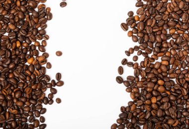 Kahve çekirdeği. Beyaz arka planda izole edilmiş. Kopyalama alanı için yer. Mesaj için yer. MOCAP