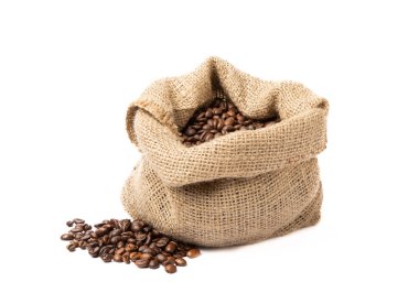 Çuval bezeli kahve çekirdekleri beyaz arka planda izole edilmiş. Kopyalama alanı için yer. Mesaj için yer. MOCAP