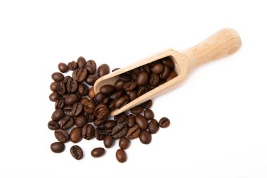 Beyaz arka planda izole edilmiş tahta kaşıkta kahve çekirdekleri. Kopyalama alanı için yer. Mesaj için yer. MOCAP