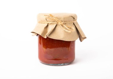 Konserve domates sosu, evde hazırlanmış, beyaz arka planda izole edilmiş.