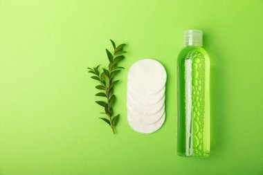 Yeşil arka planda Micellar Suyu. Süper manzara. Mesaj için yer. Boşluğu kopyala