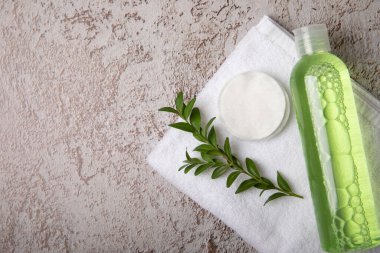 Micellar, makyajı silmek ve sebiyumun derisini temizlemek için suyu ve pedleri temizler. Tonik, serum ya da losyon. Cilt bakımı. Güzellik konsepti. FLETLEY. Süper manzara. Mesaj için yer. Boşluğu kopyala