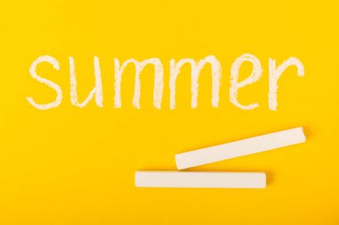 Parlak sarı arkaplandaki tebeşirle yazılmış yazı. yaz tatili.