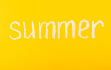 Parlak sarı arkaplandaki tebeşirle yazılmış yazı. yaz tatili.