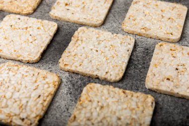 Siyah dokuda pirinç ekmeği. Sağlıklı gevrek atıştırmalıklar. Tam tahıllı çıtır ekmek. Sağlıklı yiyecekler. Diyet olsun. Uzayı kopyala Metin için yer.