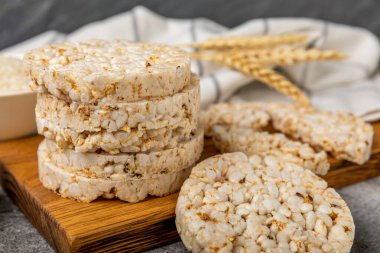 Siyah dokuda pirinç ekmeği. Sağlıklı gevrek atıştırmalıklar. Tam tahıllı çıtır ekmek. Sağlıklı yiyecekler. Diyet olsun. Uzayı kopyala Metin için yer.