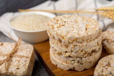 Siyah dokuda pirinç ekmeği. Sağlıklı gevrek atıştırmalıklar. Tam tahıllı çıtır ekmek. Sağlıklı yiyecekler. Diyet olsun. Uzayı kopyala Metin için yer.