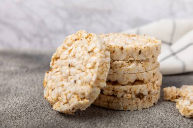 Siyah dokuda pirinç ekmeği. Sağlıklı gevrek atıştırmalıklar. Tam tahıllı çıtır ekmek. Sağlıklı yiyecekler. Diyet olsun. Uzayı kopyala Metin için yer.