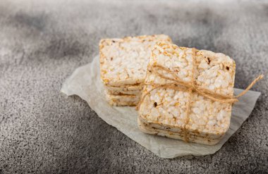 Siyah dokuda pirinç ekmeği. Sağlıklı gevrek atıştırmalıklar. Tam tahıllı çıtır ekmek. Sağlıklı yiyecekler. Diyet olsun. Uzayı kopyala Metin için yer.