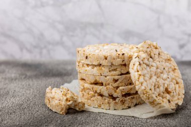 Siyah dokuda pirinç ekmeği. Sağlıklı gevrek atıştırmalıklar. Tam tahıllı çıtır ekmek. Sağlıklı yiyecekler. Diyet olsun. Uzayı kopyala Metin için yer.