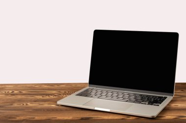 Dizüstü bilgisayarın arkasında izole bir arka plan var. Boş alanı olan dizüstü bilgisayar. MOCAP.