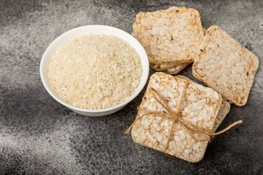 Siyah bir masada pirinç kekleri. Ekmek. Havalı pirinç ekmeği. Diyet gevrek pirinç kekleri. Mesaj için yer. Kopyalanacak yer. Sağlıklı yiyecekler. diyet ürünü.