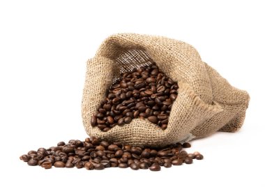 Çuval bezeli kahve çekirdekleri beyaz arka planda izole edilmiş.