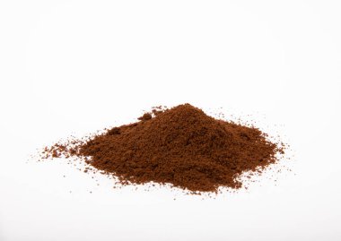 Beyaz arka planda izole edilmiş taze öğütülmüş kahve. Enerji içeceği.