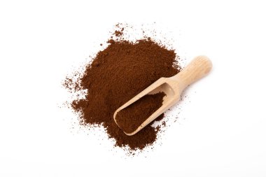 Beyaz arka planda izole edilmiş tahta kaşıkta taze öğütülmüş kahve..