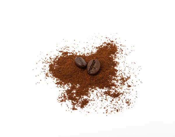 Őrölt Kávé Kávébab Izolált Fehér Alapon — Stock Fotó