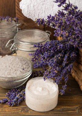 Spa lavantası. Kahverengi dokuda deniz tuzu, vücut kremi ve el yapımı sabun. Lavanta çiçekli doğal kozmetik ürünleri. Relak ve rahatlama. Aromaterapi. güzellik konsepti