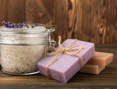 Spa lavantası. Kahverengi dokuda deniz tuzu ve el yapımı sabun. Lavanta çiçekli doğal kozmetik ürünleri. Relak ve rahatlama. Aromaterapi. güzellik konsepti