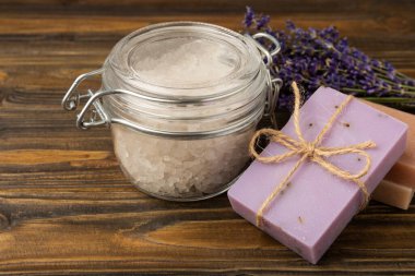 Spa lavantası. Kahverengi dokuda deniz tuzu ve el yapımı sabun. Lavanta çiçekli doğal kozmetik ürünleri. Relak ve rahatlama. Aromaterapi. güzellik konsepti