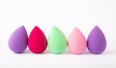 Güzellik karıştırıcısı beyaz arkaplanda izole edilmiş. Kozmetik için parlak süngerler. Makyaj ürünleri. Güzellik konsepti. ÇEVİRİ.